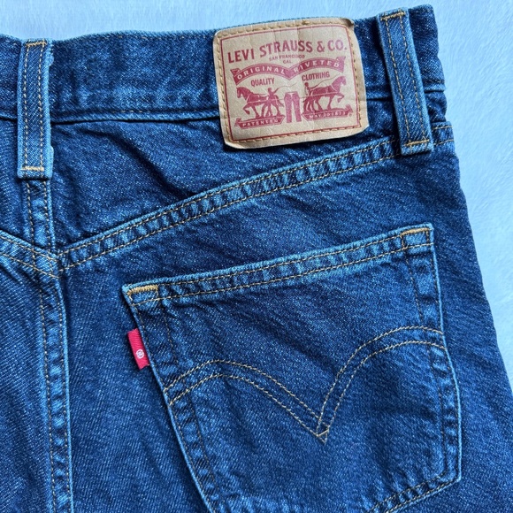 Levi's High Waisted Mom Jean Rolled Jorts - Picture 3 of 6